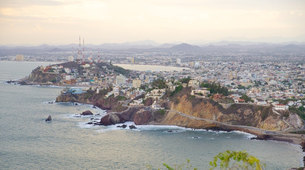 El Faro mostrando costa rocosa, vista panorámica y una ciudad costera