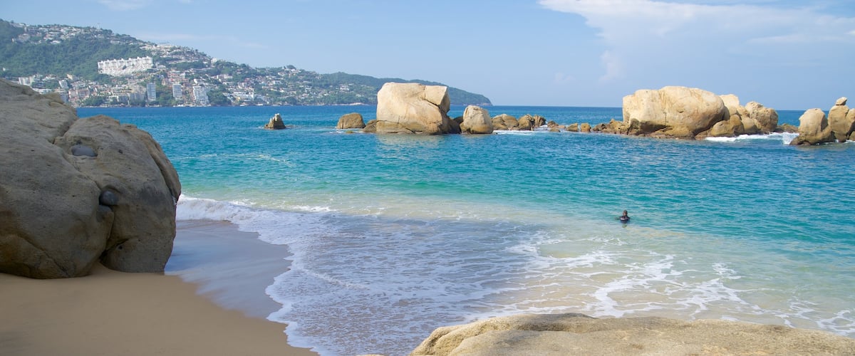 Playa Condesa ofreciendo una playa de arena