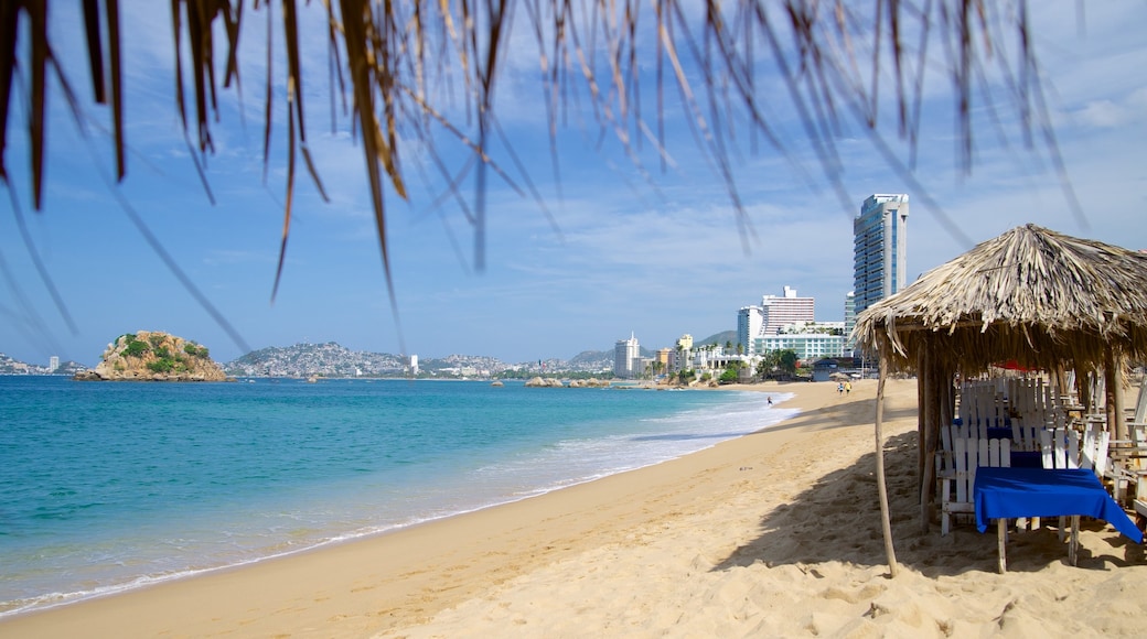 Playa Condesa mit einem Küstenort und Sandstrand