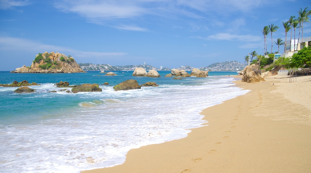 Playa Condesa mostrando una playa de arena