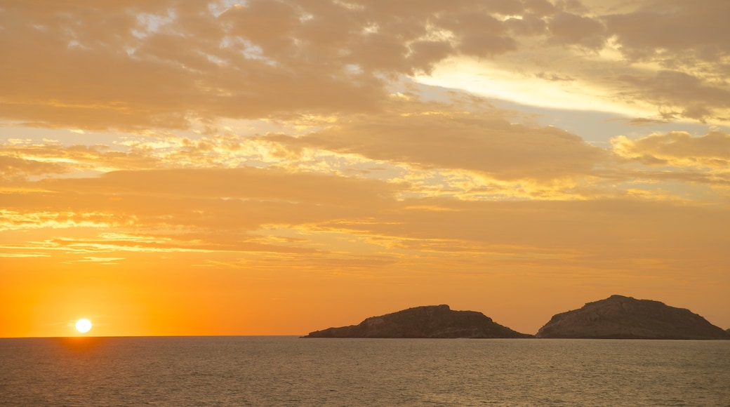 Playa Olas Altas mostrando imágenes de una isla, un atardecer y vistas de una costa