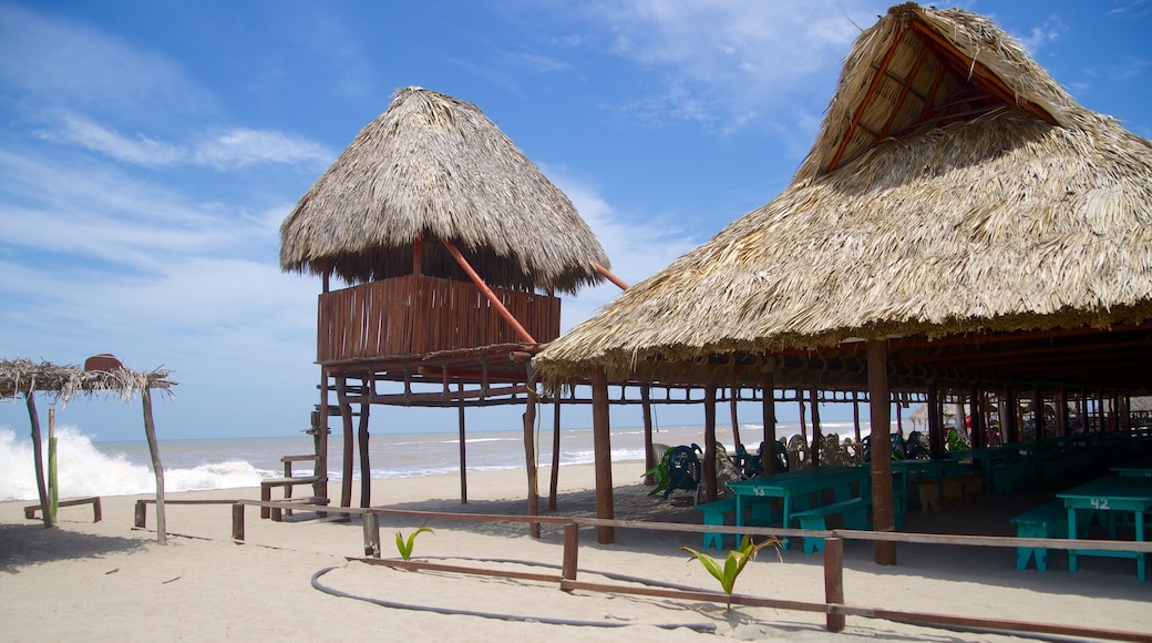 Playa de Barra Vieja ofreciendo una playa de arena y una ciudad costera