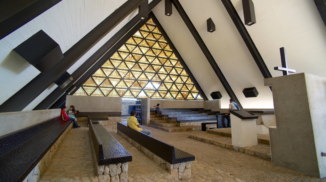 Capilla de la Paz แสดง โบสถ์หรือวิหาร, การตกแต่งภายใน และ องค์ประกอบด้านศาสนา