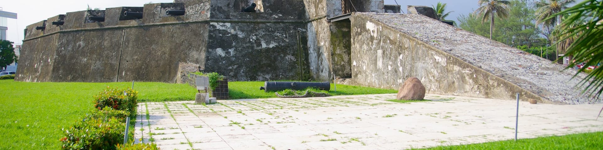 Museo Baluarte de Santiago mostrando elementos del patrimonio