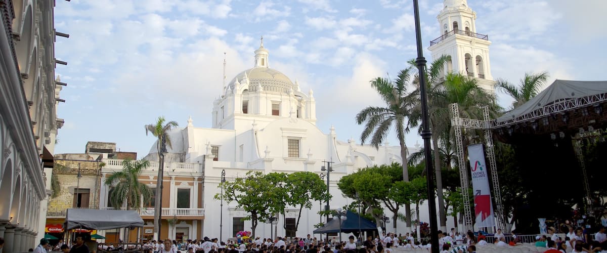 Catedral de Veracruz que incluye arte escénica, un parque o plaza y una iglesia o catedral