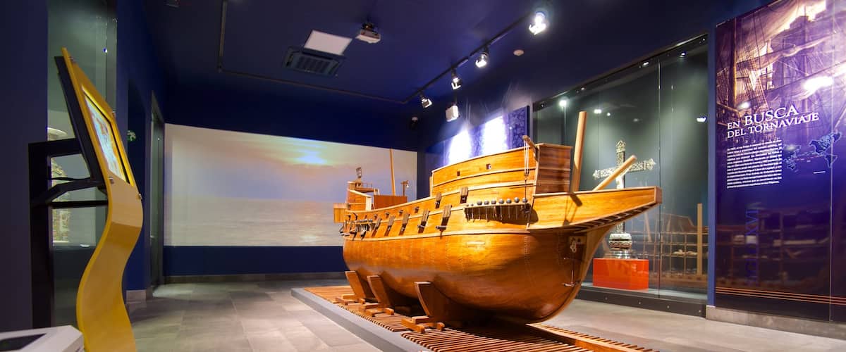 Museo de Historia Naval ofreciendo vistas interiores