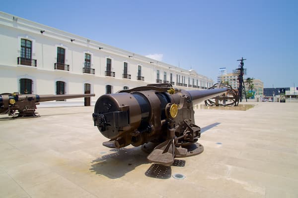 Musée de l\'histoire naval montrant square ou place et articles militaires