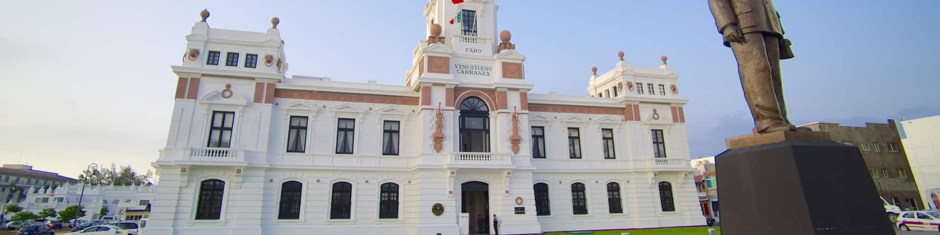 Faro de Carranza ofreciendo una estatua o escultura, una ciudad y un faro