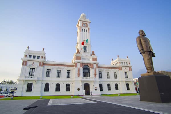 Phare de Carranza qui includes phare, patrimoine architectural et statue ou sculpture