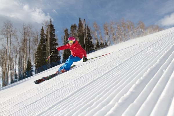 Skigebiet Buttermilk Mountain mit einem Schnee und Skifahren sowie einzelne Frau