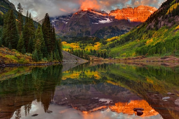 Aspen Highlands mit einem ruhige Szenerie, See oder Wasserstelle und Landschaften