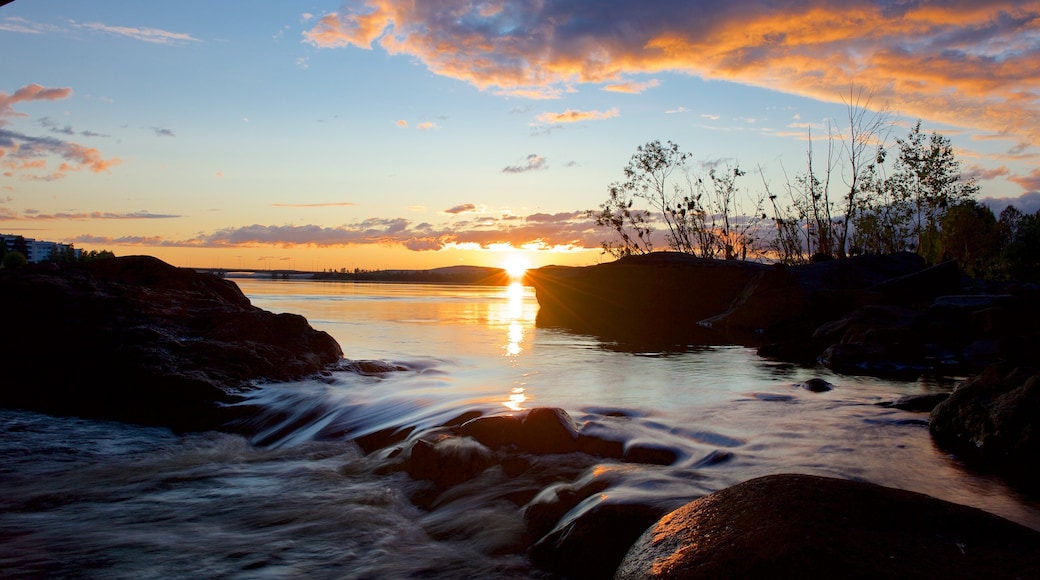 Finlândia caracterizando um lago ou charco e um pôr do sol