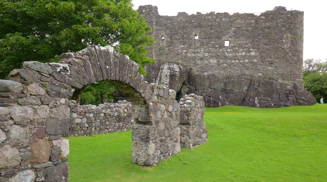 Dunstaffnage Castle and Chapel showing a castle and a ruin