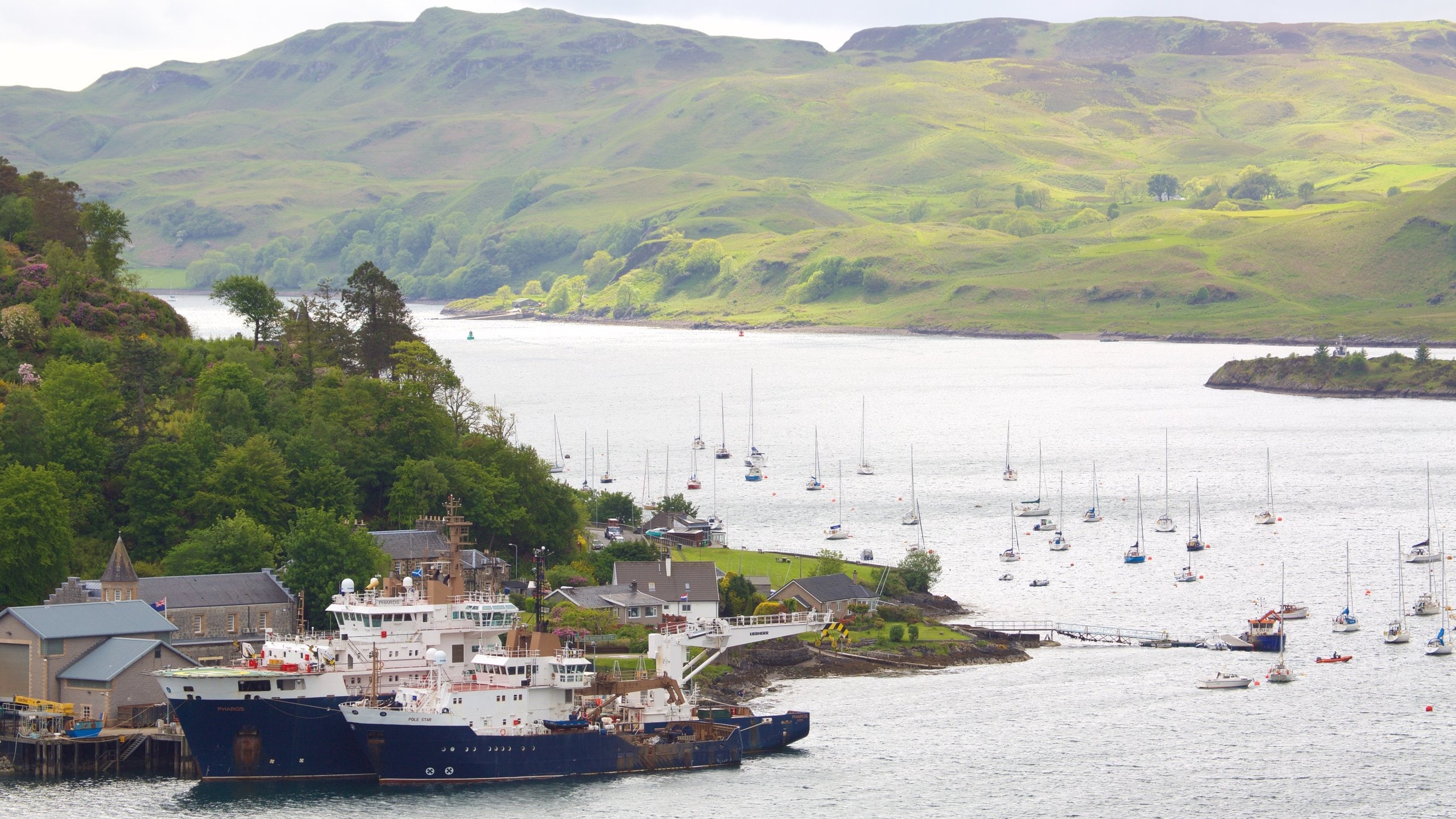 Oban que incluye una bahía o puerto y un lago o abrevadero