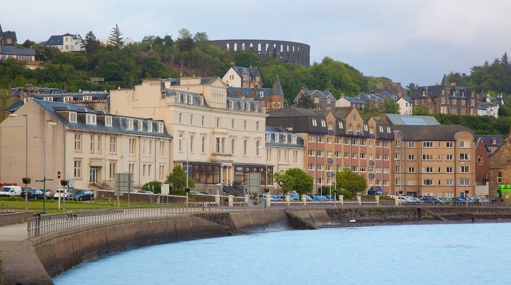 Oban montrant une ville côtière