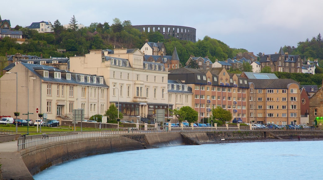 Oban mostrando una ciudad costera