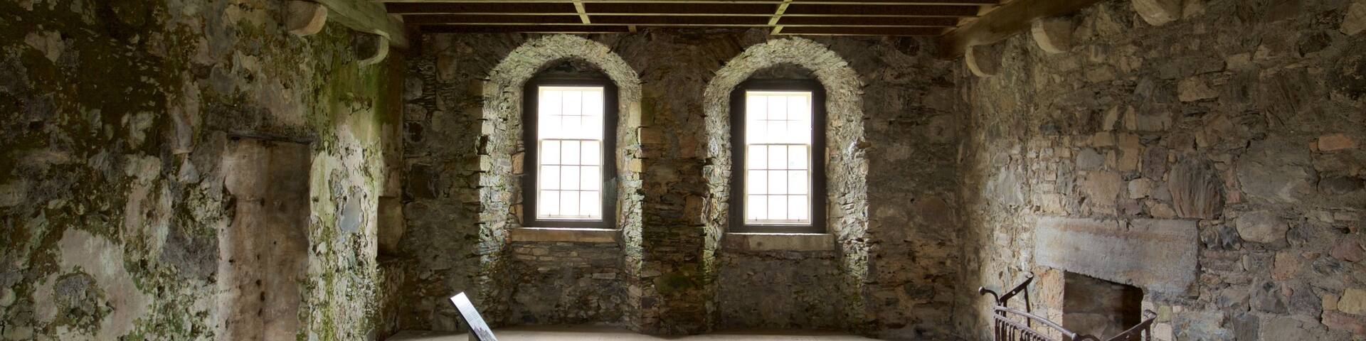 Château et chapelle de Dunstaffnage mettant en vedette patrimoine architectural, patrimoine historique et vues intérieures