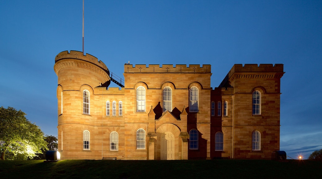 Inverness Castle mostrando elementos de patrimônio, um pequeno castelo ou palácio e cenas noturnas