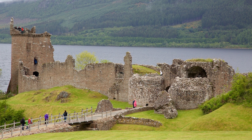 Urquhart Castle fasiliteter samt bygningsruiner og innsjø