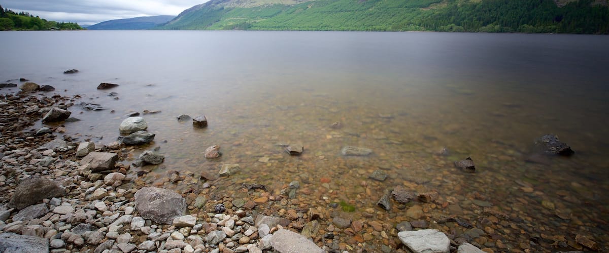 Fort William mostrando un lago o abrevadero y montañas