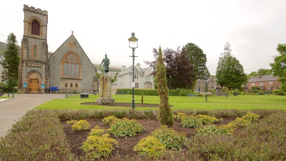 Fort William mettant en vedette église ou cathédrale, statue ou sculpture et parc