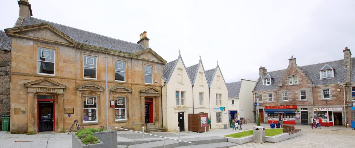 Fort William showing a square or plaza