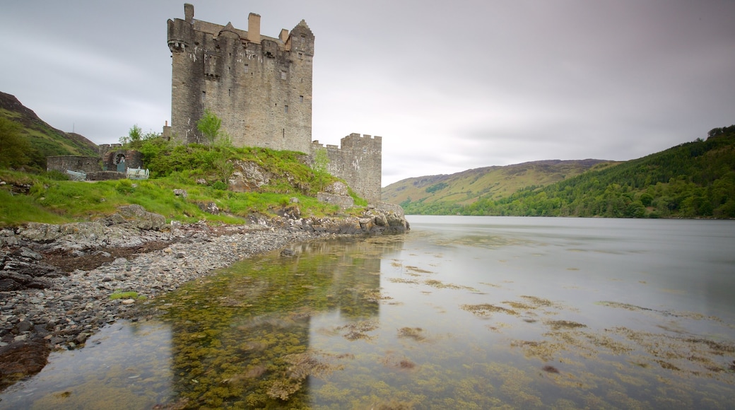 Château d\'Eilean Donan montrant patrimoine historique, château ou palais et rivière ou ruisseau