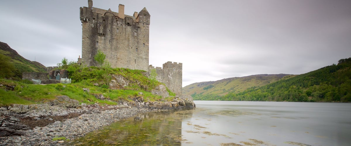 Castillo de Eilean Donan ofreciendo elementos del patrimonio, un castillo y un río o arroyo