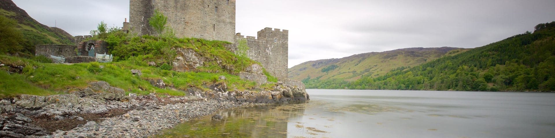 Eilean Donan Castle showing a river or creek, chateau or palace and heritage elements