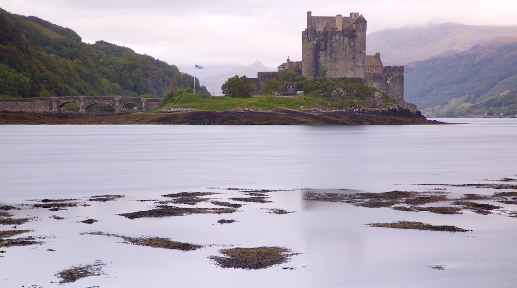 Castillo de Eilean Donan ofreciendo un río o arroyo, un puente y palacio