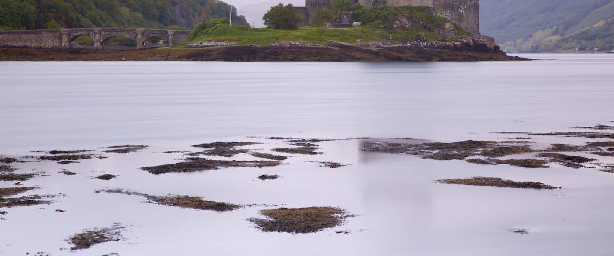 Eilean Donan Castle presenterar en bro, historiska element och chateau eller palats