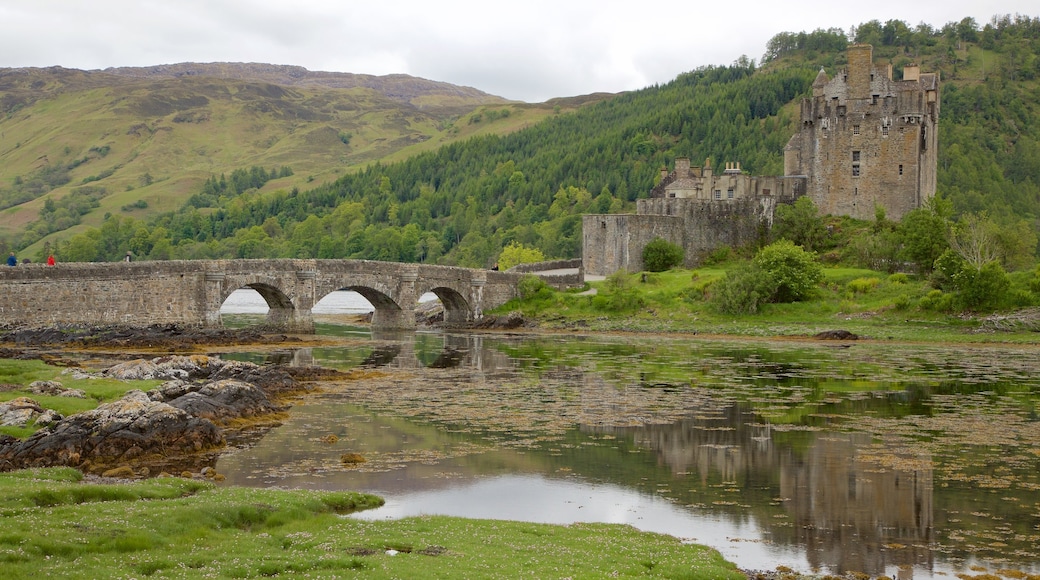 Eilean Donan Castle som omfatter slot eller palads, en flod eller et vandløb og en bro