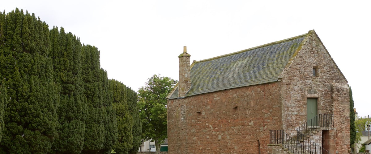 Catedral de Fortrose mostrando elementos del patrimonio y patrimonio de arquitectura