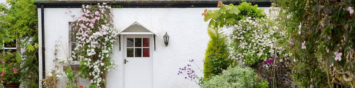 Fortrose das einen Garten und Haus