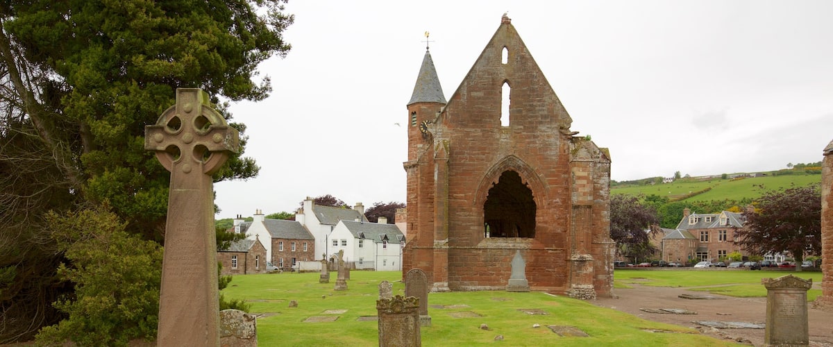 Cathédrale de Fortrose qui includes église ou cathédrale, cimetiÚre et ruine