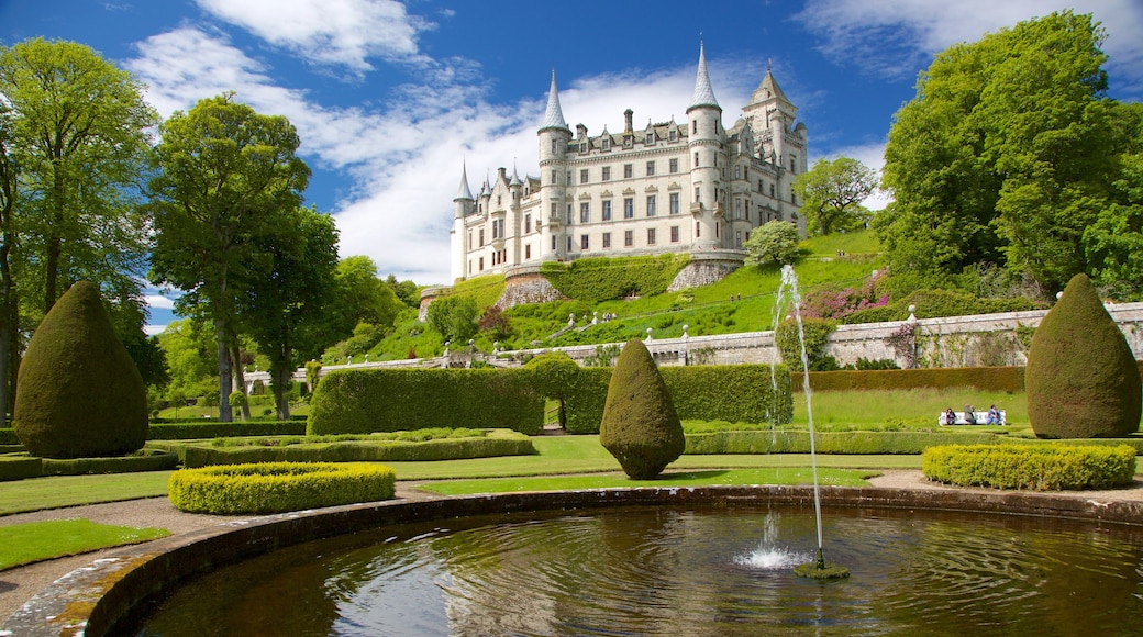Dunrobin Castle showing chateau or palace, heritage elements and a park