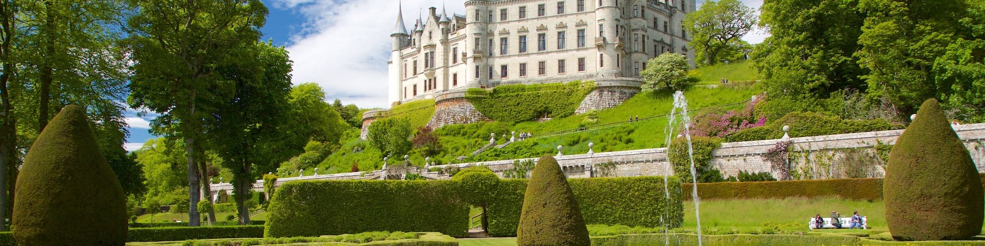 Dunrobin Castle showing chateau or palace, heritage elements and a park