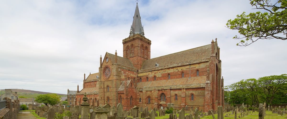 St. Magnus Cathedral ofreciendo patrimonio de arquitectura, un cementerio y una iglesia o catedral