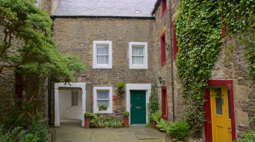 Kirkwall showing heritage elements and a house