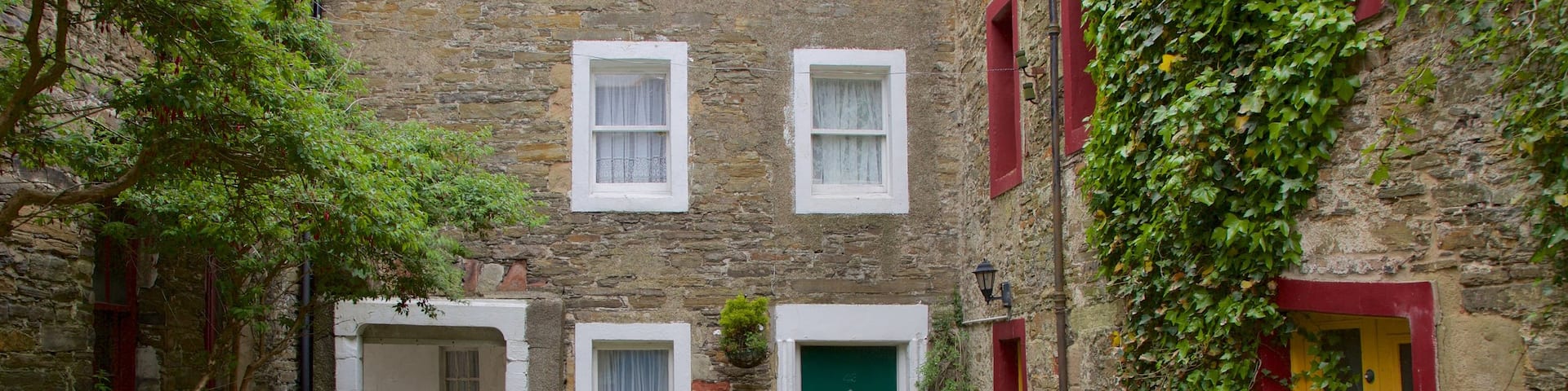 Kirkwall showing heritage elements and a house