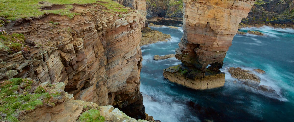 Stromness which includes rugged coastline and tranquil scenes
