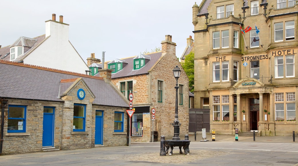 Stromness bevat een plein en een hotel