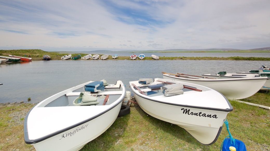 Stromness mit einem Bootfahren und See oder Wasserstelle