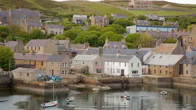 Stromness presenterar en kuststad och en hamn eller havsbukt