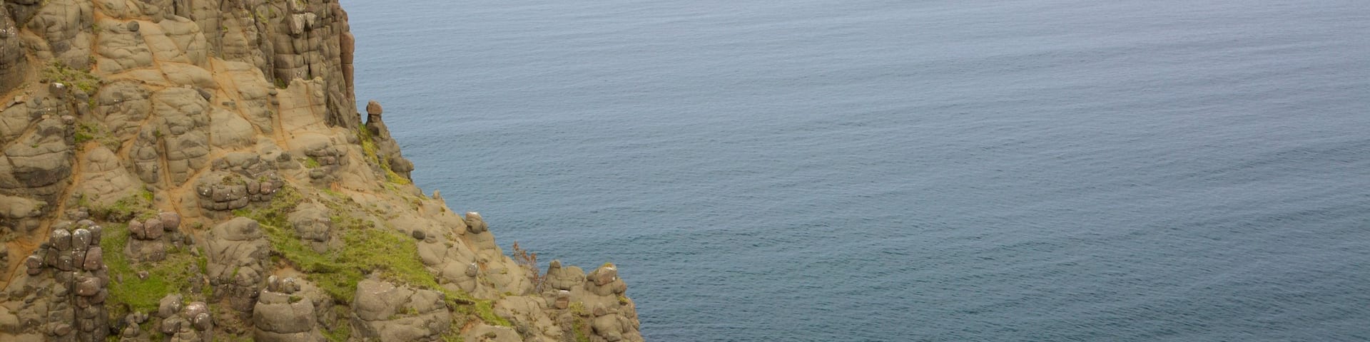 Portree featuring rocky coastline