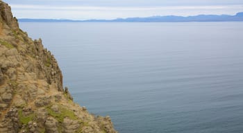 Portree og byder på barsk kystlinje