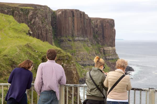Kilt Rock mettant en vedette cĂŽte rocheuse et vues aussi bien que famille