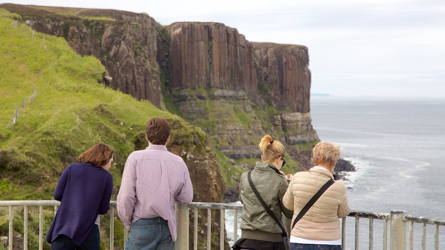 Kilt Rock welches beinhaltet schroffe Küste und Ansichten sowie Familie
