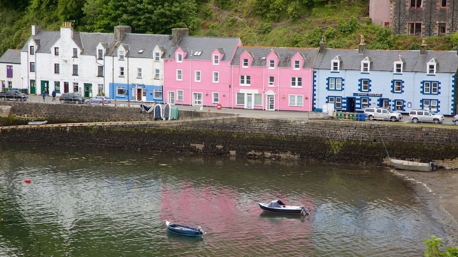Portree Harbour caratteristiche di baia e porto e località costiera