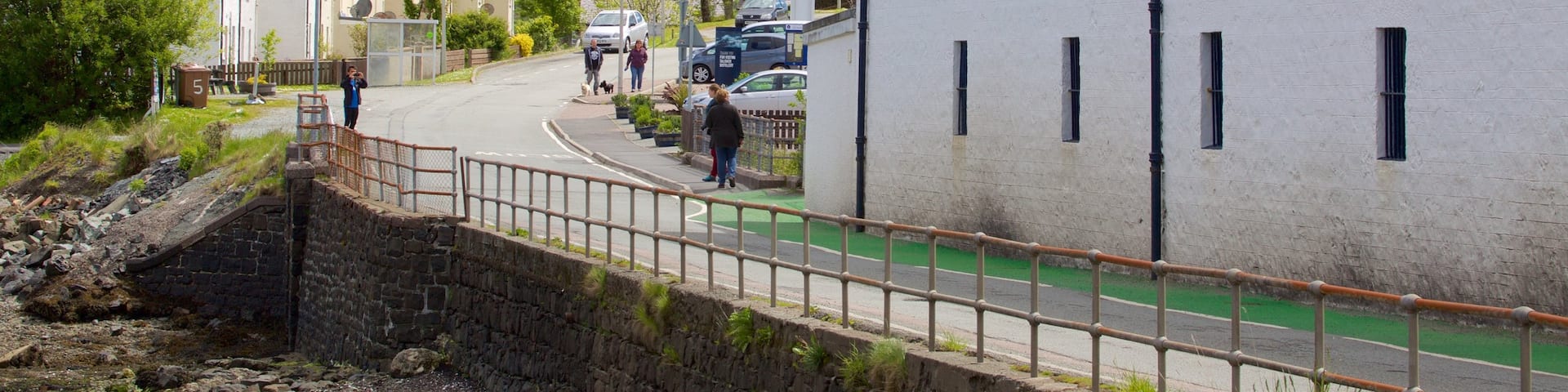Destilería Talisker que incluye montañas, elementos del patrimonio y escenas urbanas